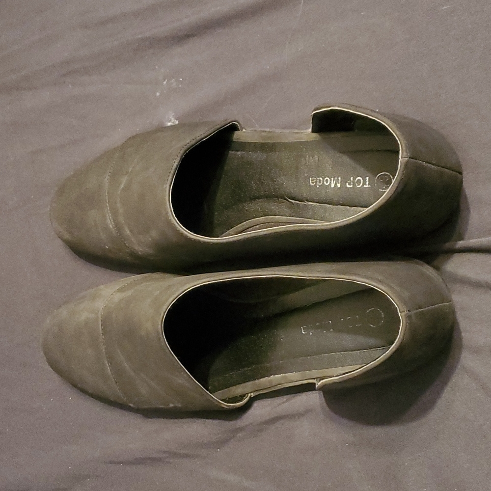 Black dress shoes